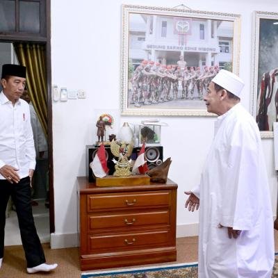 Presiden Jokowi Takziah ke Rumah Duka Almarhumah Syarifah Salma